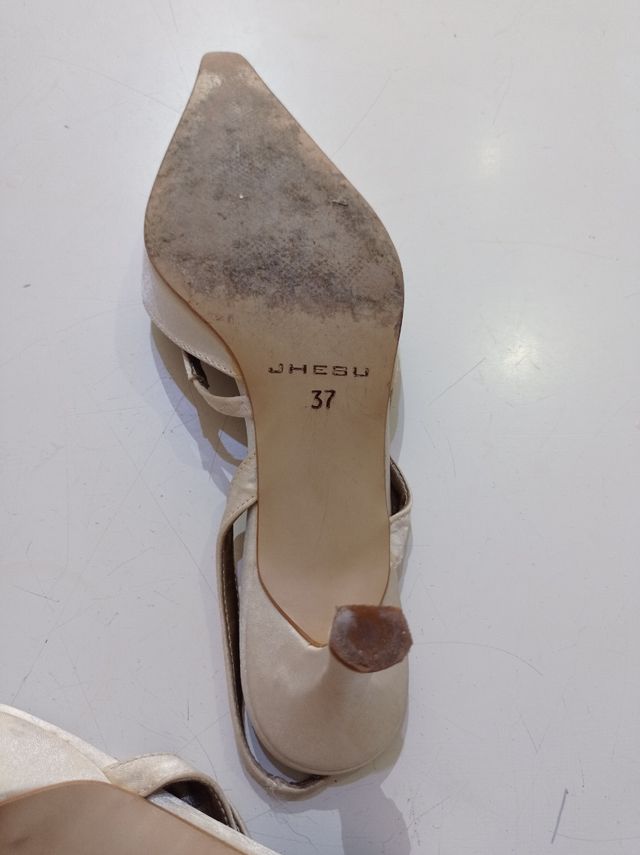 Zapatos de novia.  Raso, blanco roto.