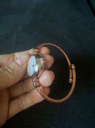 reloj plateado o rosado 