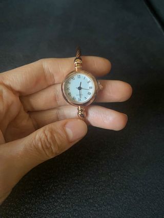 reloj plateado o rosado 