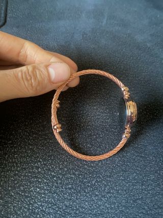 reloj plateado o rosado 
