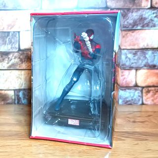 Action figure Miles Morales con poster e storia 