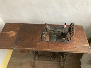 Máquina de coser Singer y mesa-Precio negociable