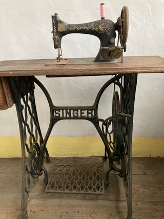 Máquina de coser Singer y mesa-Precio negociable