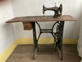 Máquina de coser Singer y mesa-Precio negociable