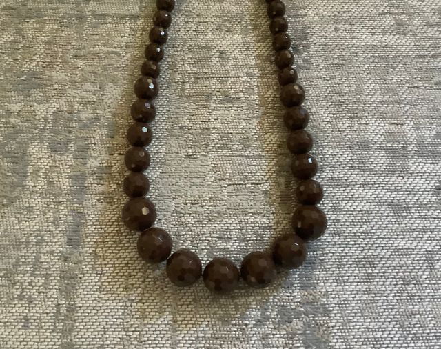 Collar largo de cuentas marrón chocolate
