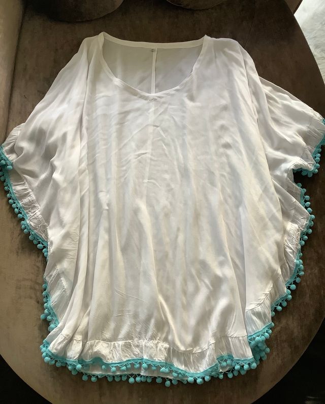 Camisola blanca con borlas turquesas