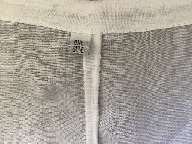 Camisola blanca con borlas turquesas