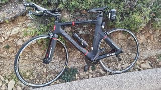 bicicleta con cuadro carbono