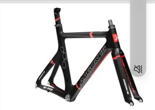 bicicleta con cuadro carbono