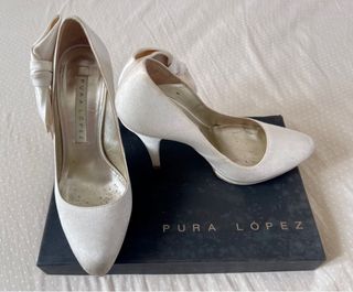 Zapatos de tacón de aguja de Pura López. Novia.