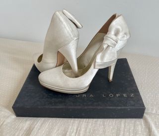 Zapatos de tacón de aguja de Pura López. Novia.
