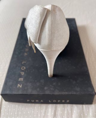 Zapatos de tacón de aguja de Pura López. Novia.