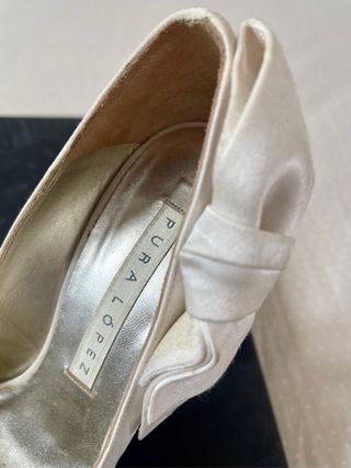 Zapatos de tacón de aguja de Pura López. Novia.