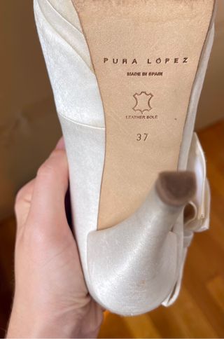 Zapatos de tacón de aguja de Pura López. Novia.
