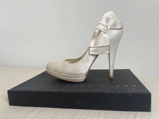 Zapatos de tacón de aguja de Pura López. Novia.