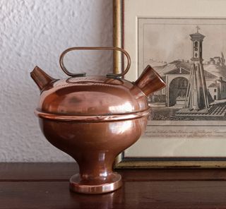 Botijo pequeño de latón antiguo