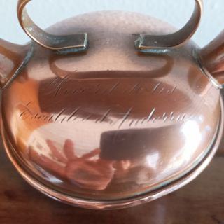 Botijo pequeño de latón antiguo