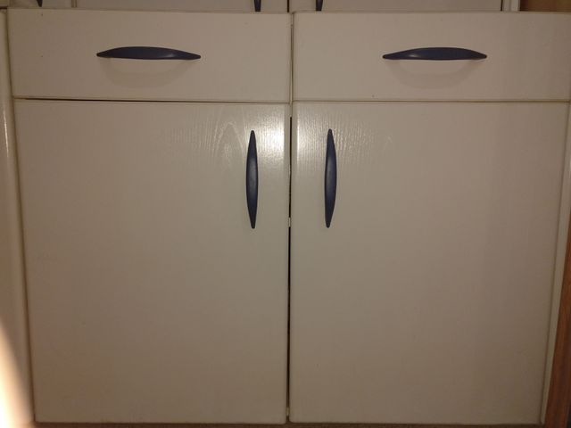 Mueble bajo de cocina con 2 puertas y cajones