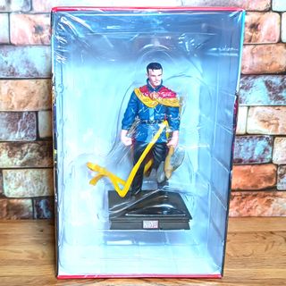 Action figure Doctor Strange con poster e storia 