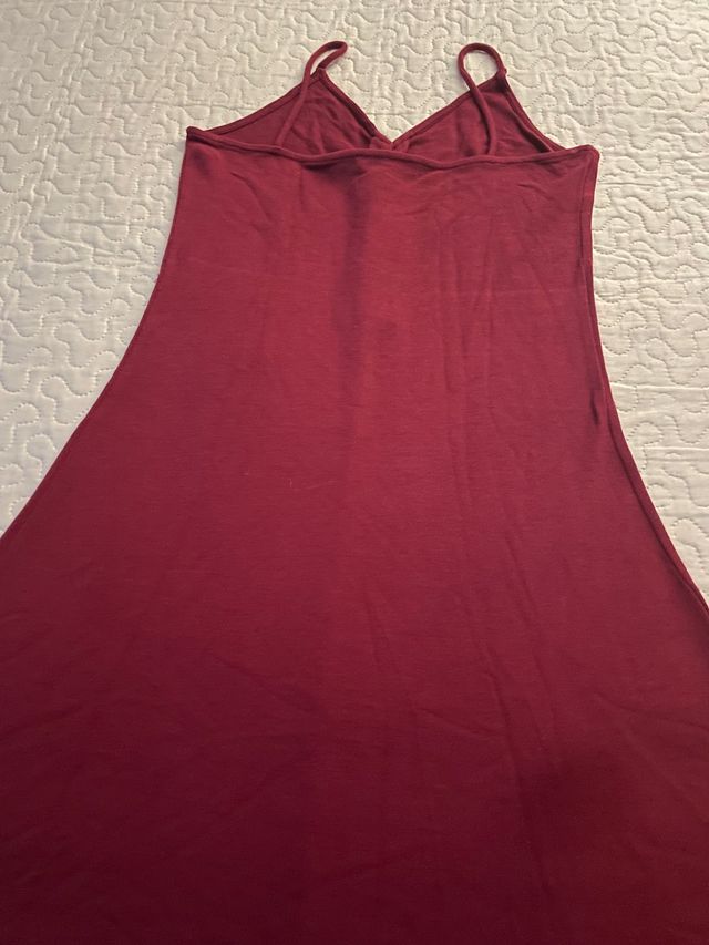 Vestido burdeos de tirantes