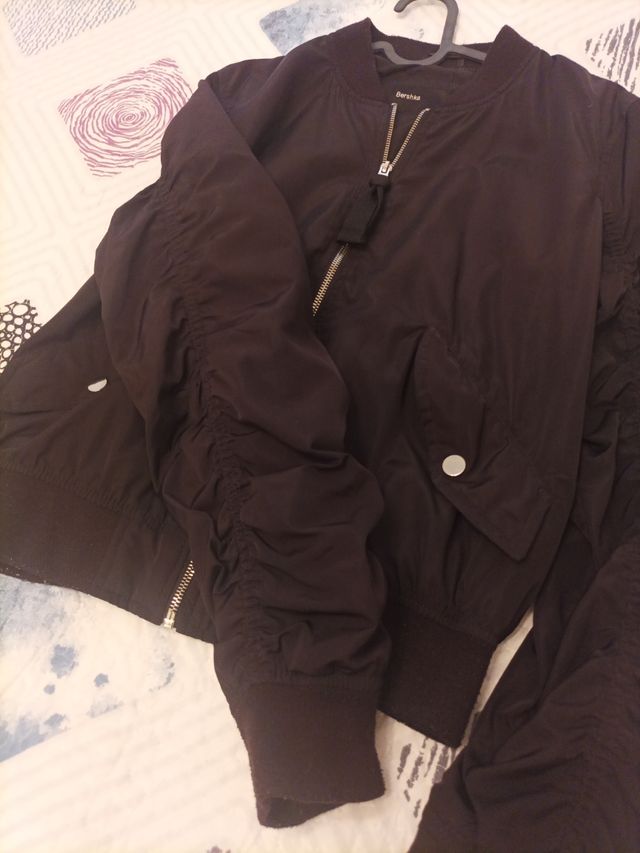 cazadora bomber negra