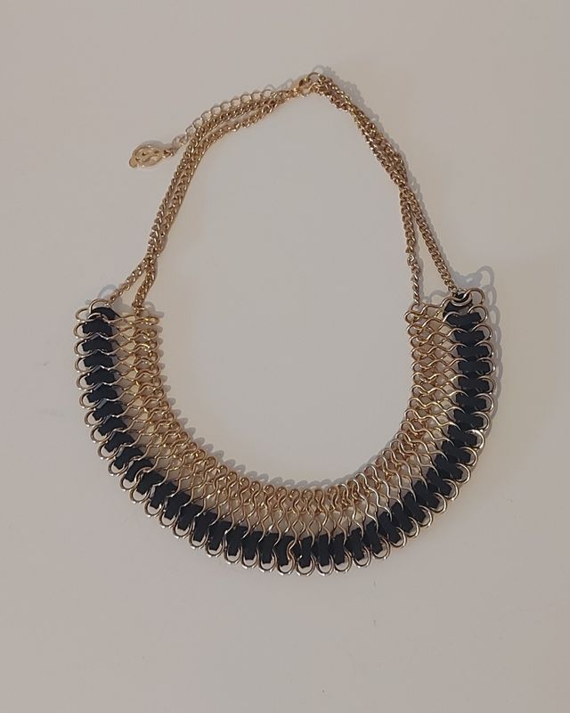 Collar dorado Stradivarius