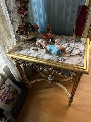 MESA ANTIGUA DE MADERA DORADA Y MARMOL