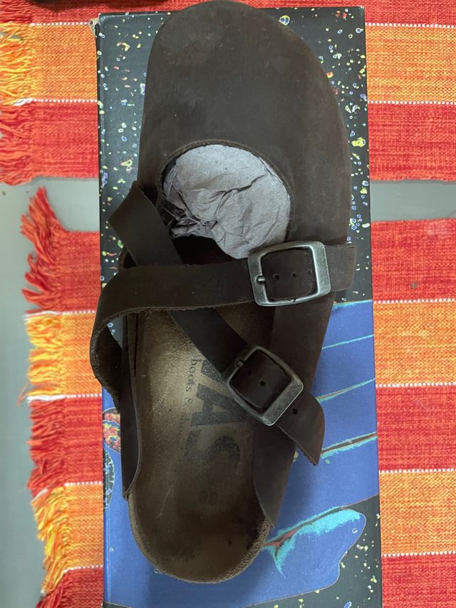 zuecos de piel con tiras regulables