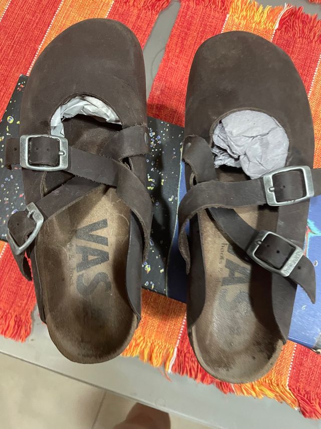 zuecos de piel con tiras regulables