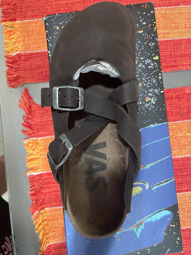 zuecos de piel con tiras regulables