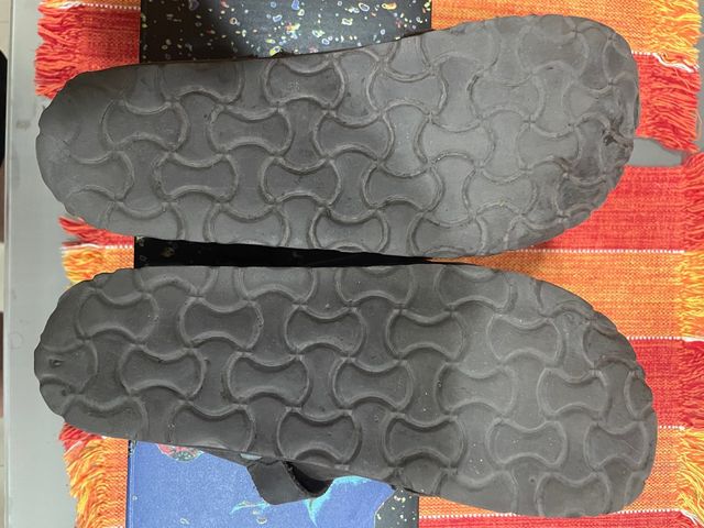 zuecos de piel con tiras regulables