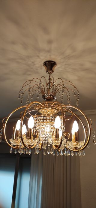 lámparas de techo y mesita