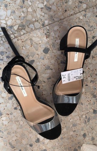 Sandalia tacón negra con detalle en vinilo