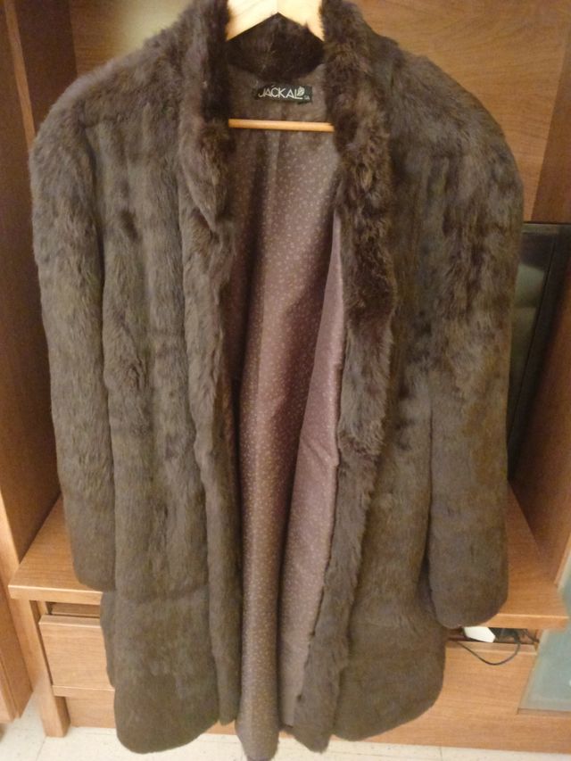 abrigo de piel está en muy buen estado