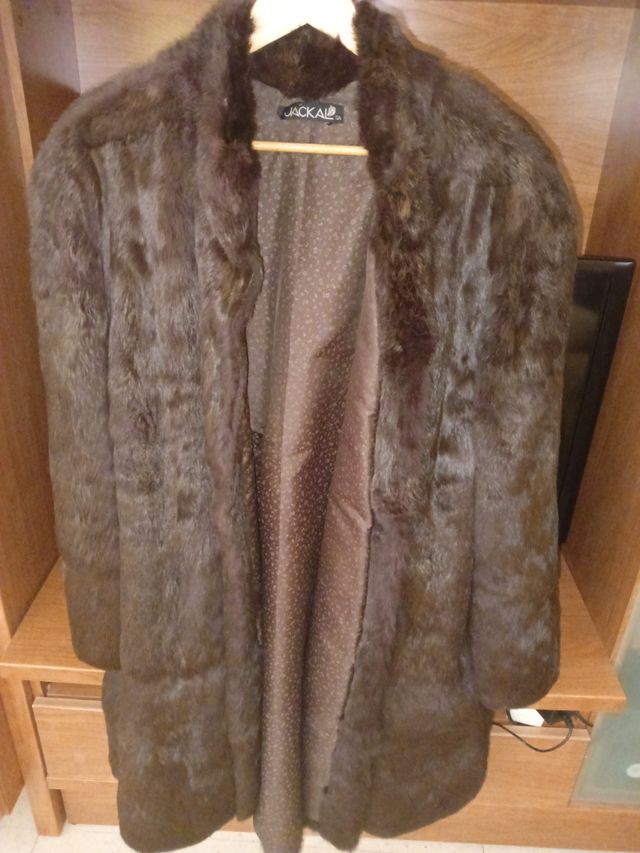 abrigo de piel está en muy buen estado