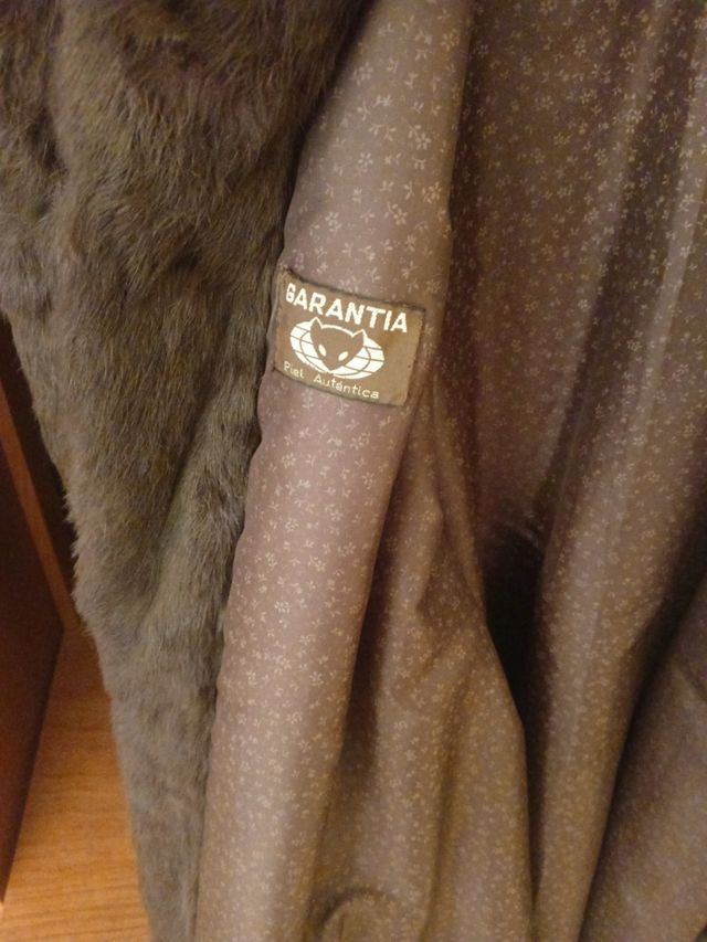 abrigo de piel está en muy buen estado