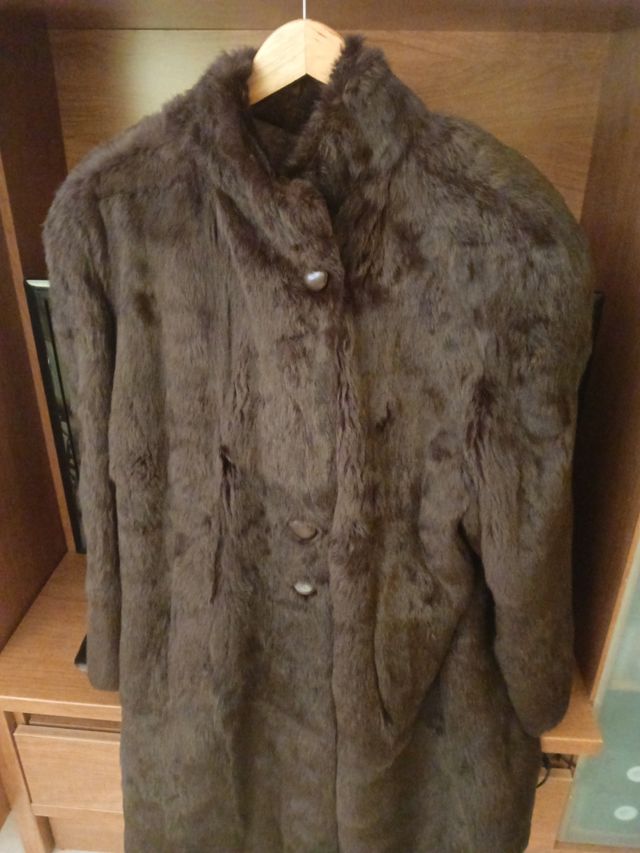 abrigo de piel está en muy buen estado