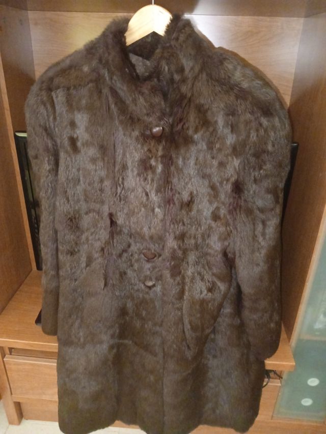 abrigo de piel está en muy buen estado
