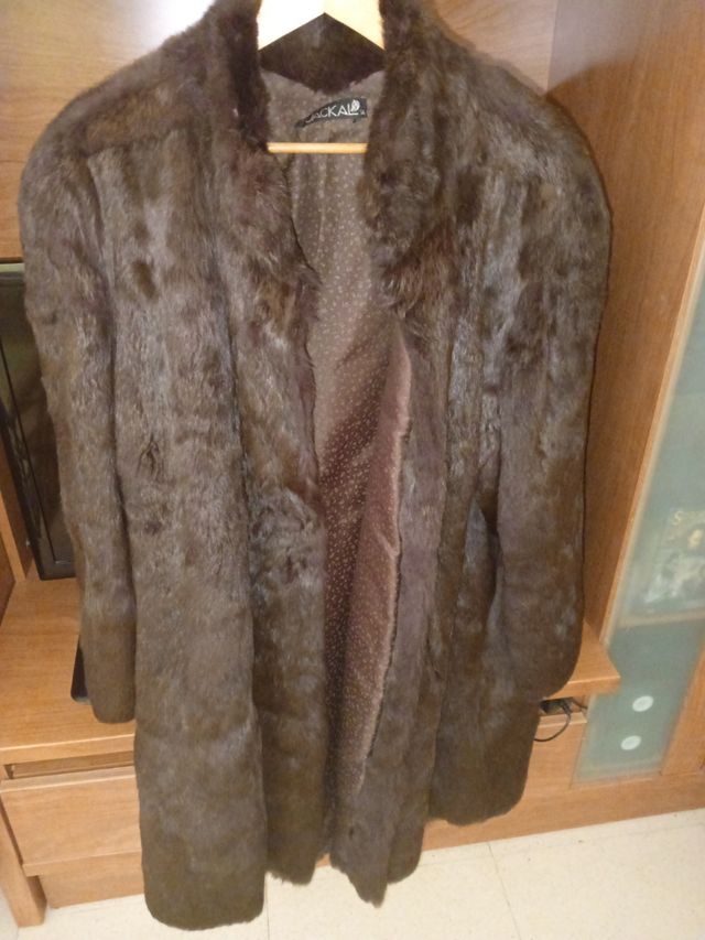 abrigo de piel está en muy buen estado