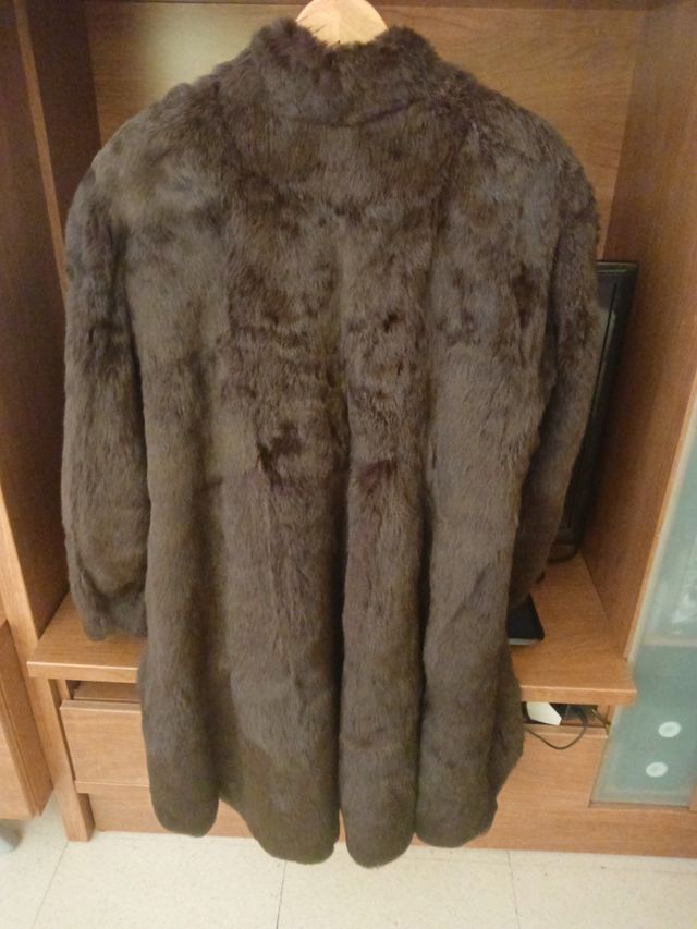 abrigo de piel está en muy buen estado