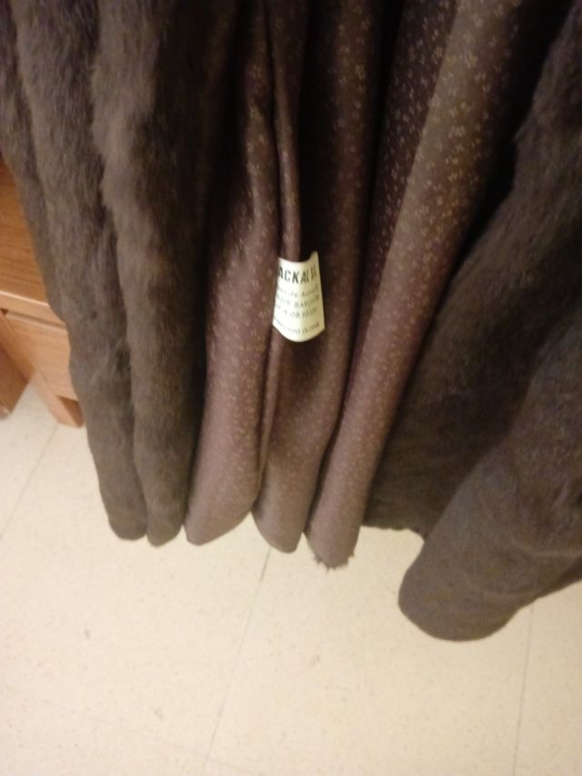 abrigo de piel está en muy buen estado