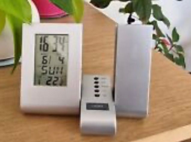 Orologio / sveglia con un ampio display LCD