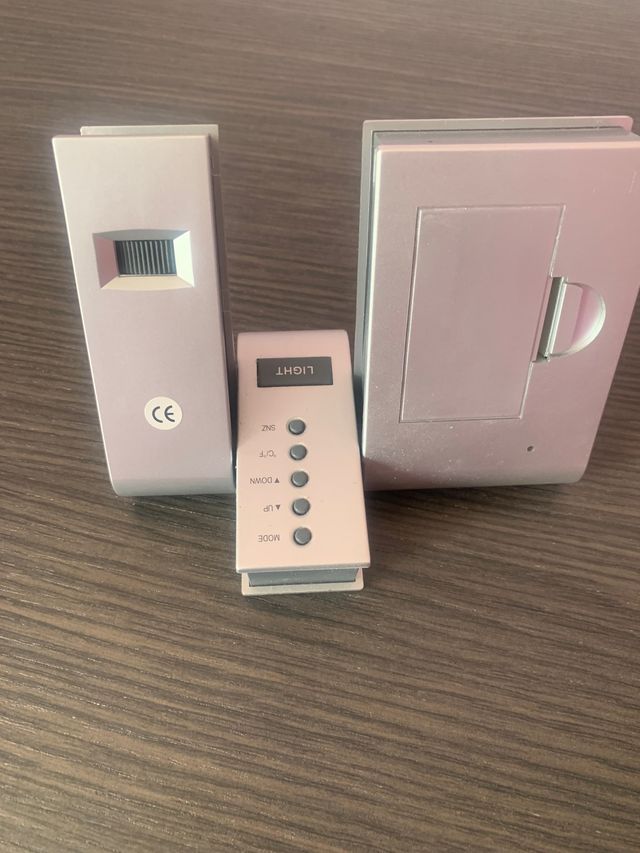 Orologio / sveglia con un ampio display LCD