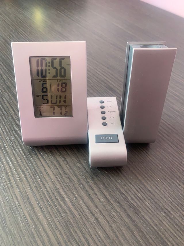 Orologio / sveglia con un ampio display LCD