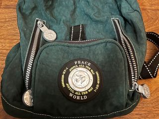 Mochila verde militar de viaje.