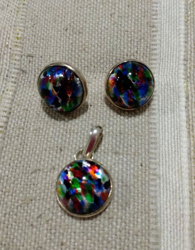 Conjunto de pendientes y colgante