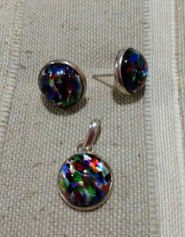 Conjunto de pendientes y colgante