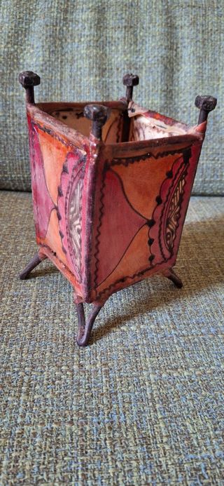 Offerta.portacandela in ferro e pelle dipinta