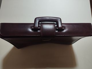 Maletín ejecutivo de piel marron.