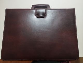Maletín ejecutivo de piel marron.